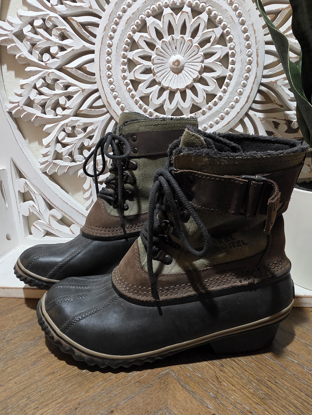 SOREL  Black and Olive Waterproof Lace-Up Winter Boot Womens 7